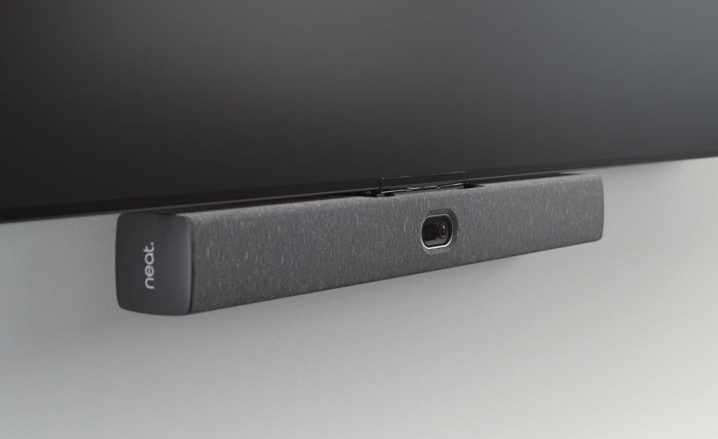 Neat Bar zainstalowany pod telewizorem